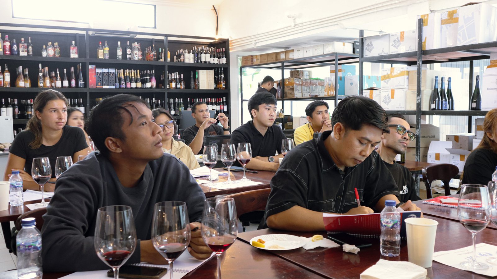 Students evaluating aroma and structure in a tasting session